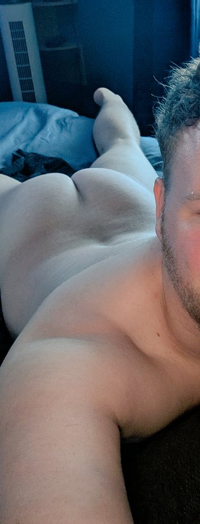 BeardedBrum's tweet photo. Wednesdays are hump days right? 
🍑 https://t.co/ycPYFgNWZK