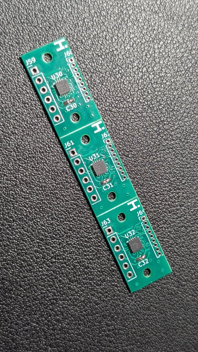 HiFi_factory's tweet photo. 進捗
MA730は過去に基板を作ったので、探し出して実装しました
そして購入していたリング磁石が着荷
エンコーダー用の磁石は磁力が直径の方向＆配線を中空軸に通すためにリング型、が必要条件でかなり特殊です
良いサイズを探すのに苦労しました…
目論見通り、モーターの軸の先端にジャストフィット！ https://t.co/h3r8IwEKpS