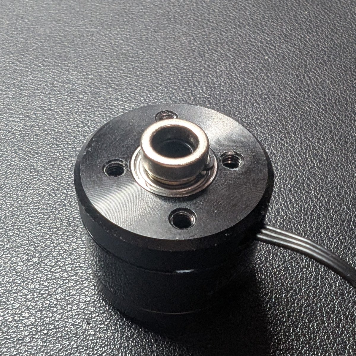 HiFi_factory's tweet photo. 進捗
MA730は過去に基板を作ったので、探し出して実装しました
そして購入していたリング磁石が着荷
エンコーダー用の磁石は磁力が直径の方向＆配線を中空軸に通すためにリング型、が必要条件でかなり特殊です
良いサイズを探すのに苦労しました…
目論見通り、モーターの軸の先端にジャストフィット！ https://t.co/h3r8IwEKpS