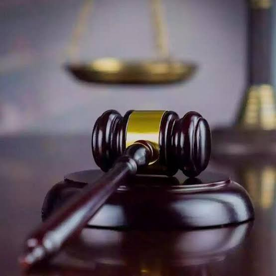 Zuletaaslegal's tweet photo. El concepto de bien jurídico limita el ejercicio del poder punitivo estatal. Por el principio de lesividad, el legislador tiene amplio margen de configuración pero solo puede criminalizar ataques directos contra el objeto de la tutela jurídico penal. 
CC. Sent.C-035/26 🇨🇴 25/2/26 https://t.co/dzPAQjv0uz