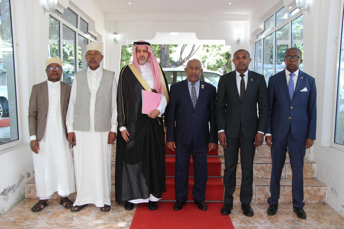 KSAembassyKM's tweet photo. استقبل فخامة رئيس جمهورية القمر المتحدة عثمان غزالي سعادة السفير/ محمد بن غرامه الشمراني وجرى خلال اللقاء استعراض الموضوعات ذات الاهتمام المشترك، وحضر اللقاء معالي وزير الخارجية بجمهورية القمر المتحدة السيد/ مباي محمد، ومعالي المستشار السياسي لفخامته السيد / جاي احمد شانفي. https://t.co/h8KkECQG6L