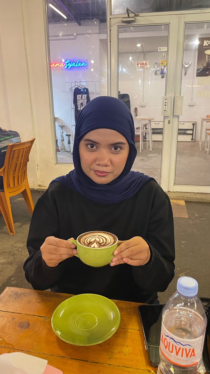 sidapus's tweet photo. ga pernah sekaget itu jumpa orang, mana kenal sama bang ibal. ehh tapi dia tadi ada nyebut bang.. tapi setauku, abang sama abang itu beda jurusan. lah.. salah sangka ya? https://t.co/NrbsAN2507