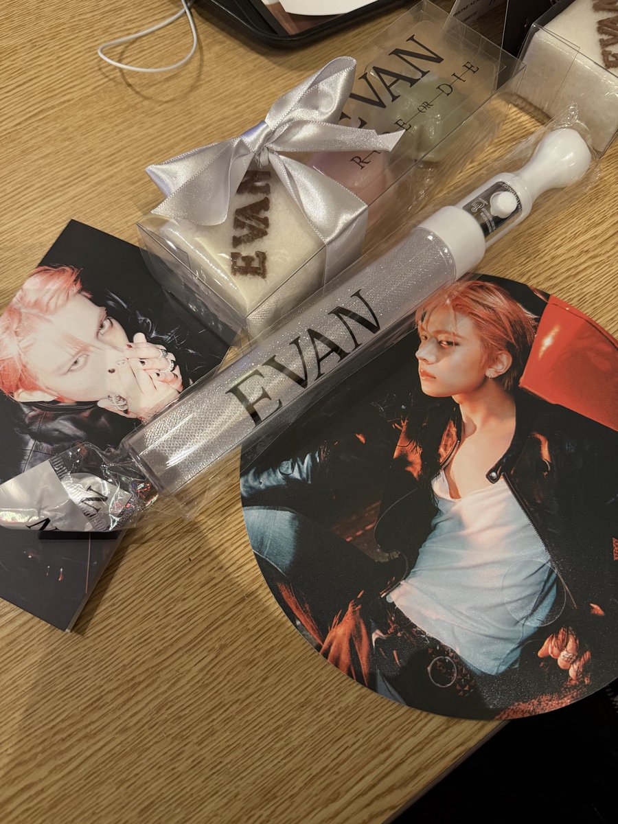 heeseungggiiee's tweet photo. look at the lightstick, photocard, round picket card and mochi gift prepared for EVERs! they’re so luckyyyyyy ㅠㅠ https://t.co/3QfGeTWFGv