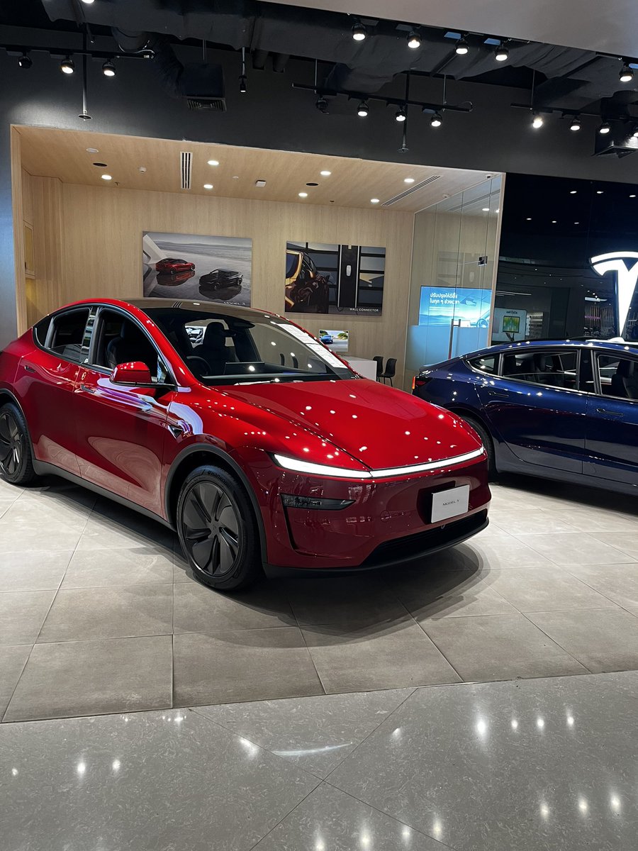 Hrishhhh123's tweet photo. Got the firsthand experience of @Tesla in Thailand. They have experience centre in only one Indian city which is far. It is really some sci fi futuristic car. I don’t think Indian company can catchup with their tech level. My first car will be Tesla for sure. ❤️ https://t.co/B4FoJ1rDSr