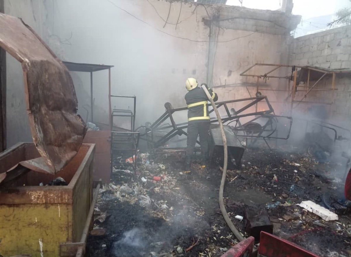 Mhdmadwar's tweet photo. دمشق تحت النار: لماذا تُستنزف العاصمة بـ 17 حريقاً في يوم واحد؟ 🔥🚒

شهدت دمشق يوم الثلاثاء، 23 حزيران، يوماً استثنائياً من الاستنفار الأمني والخدمي، حيث وجدت فرق الدفاع المدني السوري في مديرية الطوارئ نفسها أمام "ماراثون" حقيقي لإخماد 17 حريقاً اندلعت في أماكن متفرقة من العاصمة.

هذا الرقم ليس مجرد إحصائية، بل هو ناقوس خطر يطرح تساؤلات جدية: هل نحن أمام موجة من الإهمال البشري، أم أن دمشق تُستنزف يومياً بممارسات تخريبية تُنهك بنيتها التحتية وتستنزف مواردها المحدودة؟

المشهد الميداني: خريطة الحرائق

توزعت الحرائق على رقعة جغرافية واسعة، مما ضاعف من الضغط على كوادر الإطفاء، وتنوعت أسبابها بين أعطال كهربائية، وإهمال في التعامل مع النفايات والأعشاب الجافة:

🚨 حرائق ذات طابع تقني وتجاري (تهديد مباشر):
 كلية الهمك: حريق داخل إحدى القاعات (ماس كهربائي).
 شارع بغداد: احتراق سيارة (ماس كهربائي).
 المزة: حريق محل تجاري.

🔥 حرائق الأعشاب والأخشاب (انتشار سريع):
 منطقة دمر: حريق أعشاب وأشجار + حريق أخشاب.
 منطقة الأمين: حريق أعشاب.
 حي القابون: حريق أعشاب.
 منطقة الزبلطاني: حريق أعشاب.
 حي الورود: حريق أعشاب.
 المتحلق الجنوبي: حريق أعشاب.
 دمشق القديمة: حريق أعشاب.

🗑️ حرائق النفايات (مؤشر على سوء الإدارة والإهمال):
 حي القابون: حريق قمامة.
 حي الشعلان: حريق قمامة.
 منطقة الدحاديل: حريق قمامة.
 منطقة الأمين: حريق قمامة.
 شارع الثورة: حريق قمامة.
 منطقة الزبلطاني: حريق قمامة.

لماذا تُستنزف دمشق؟
إن وقوع 17 حادثاً في 24 ساعة فقط يضعنا أمام واقع مرير. سواء كانت الحرائق ناتجة عن الإهمال الفردي في التخلص من النفايات، أو التقصير في الصيانة الكهربائية، أو حتى أعمال تخريبية متعمدة، فإن النتيجة واحدة: استنزاف يومي لجهود فرق الطوارئ وتشتيت إمكانيات الدولة.

هذا التكرار اليومي يطرح سؤالاً ملحاً على كل مواطن ومسؤول في العاصمة: 
إلى متى ستظل دمشق تدفع ضريبة الفوضى؟ وهل حان الوقت لتشديد الرقابة وفرض عقوبات رادعة تحمي ما تبقى من قلب دمشق؟

هل تعتقد أن الحل يكمن في تغليظ العقوبات على مسببي هذه الحرائق، أم أن المشكلة أعمق وتتعلق بضعف البنية التحتية والخدمات العامة؟