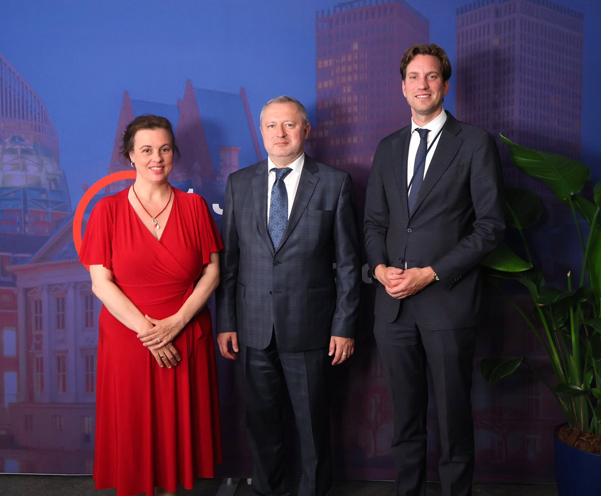 JuisteAntwoord's tweet photo. .@ANanninga en @MPHoogeveen mochten vandaag de Oekraïense ambassadeur in de Tweede Kamer verwelkomen. 

JA21 staat pal achter Oekraïne in haar strijd om de Russische tirannie te verdrijven. https://t.co/9DbPGpaCoY