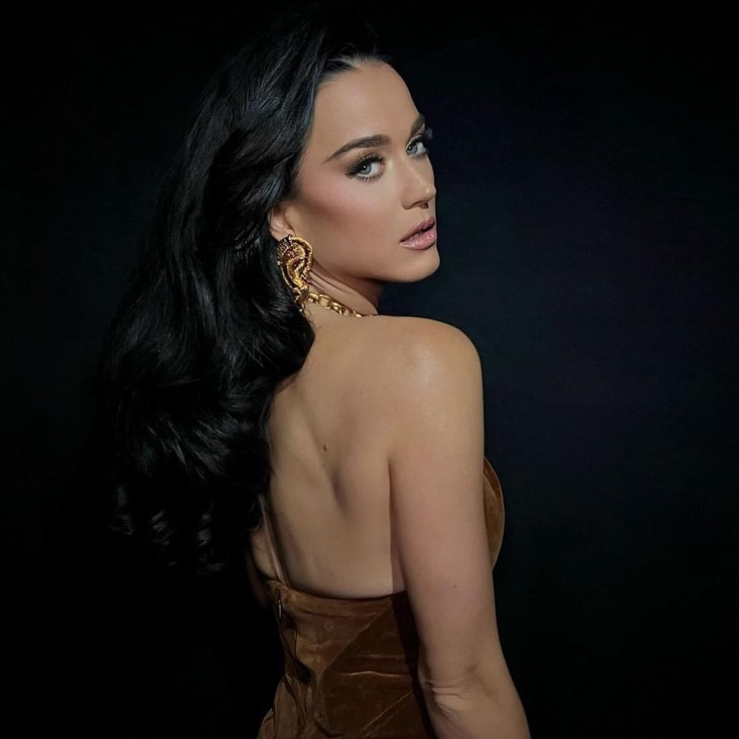 sitepopmais's tweet photo. LENDA! 🌎  Katy Perry registra o maior dia de streaming de sua carreira no ranking global do Spotify com “The One That Got Away” (3,7 MILHÕES). https://t.co/3HayPWdVto