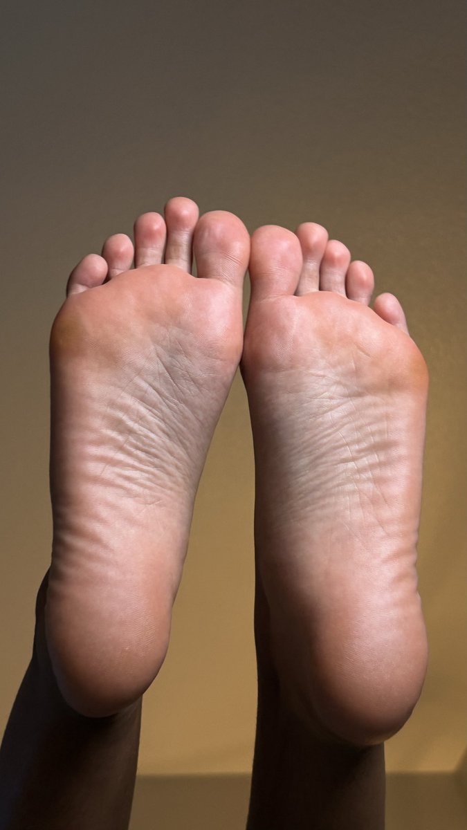 Prettypetalbby's tweet photo. Do you really like my soles that much🥱

#feet #feetworship #feetfetish #soles #domme https://t.co/yOBQsjWEVh