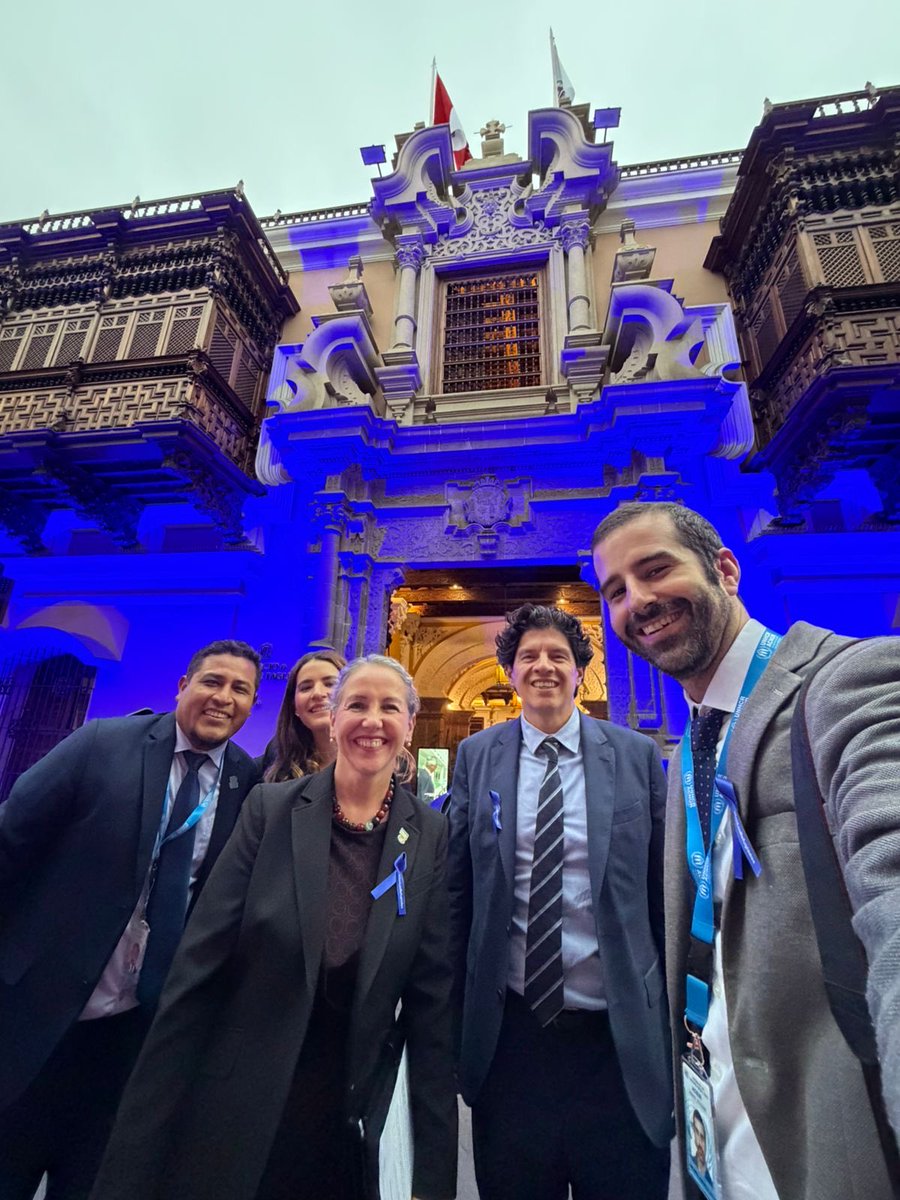 LauraAlmirall's tweet photo. La emblemática Torre Tagle, sede de la Cancillería, se viste de azul, reflejando solidaridad y esperanza para las personas refugiadas. https://t.co/CmyQx6MYdz