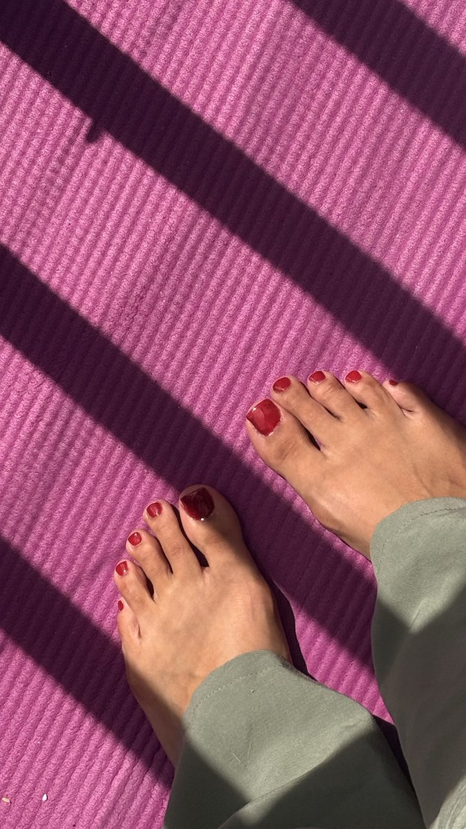Prettypetalbby's tweet photo. Suns out yoga time 😜

#feet #feetfetısh #feetworshi̇p https://t.co/Ou4yqVCbKz