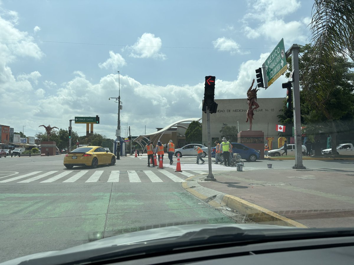 alfonso_GtzV's tweet photo. Los únicos horarios en que “trabajan” no se podría realizar por la noche con menor flujo vehicular?
Un caos diario 
@tonaladehoy @gobierno_tonala @Trafico_ZMG https://t.co/zJ64kGMN3u