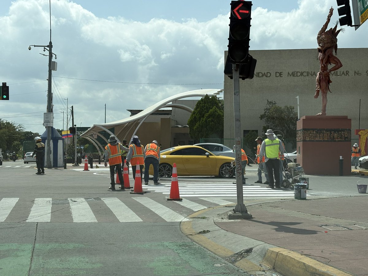 alfonso_GtzV's tweet photo. Los únicos horarios en que “trabajan” no se podría realizar por la noche con menor flujo vehicular?
Un caos diario 
@tonaladehoy @gobierno_tonala @Trafico_ZMG https://t.co/zJ64kGMN3u