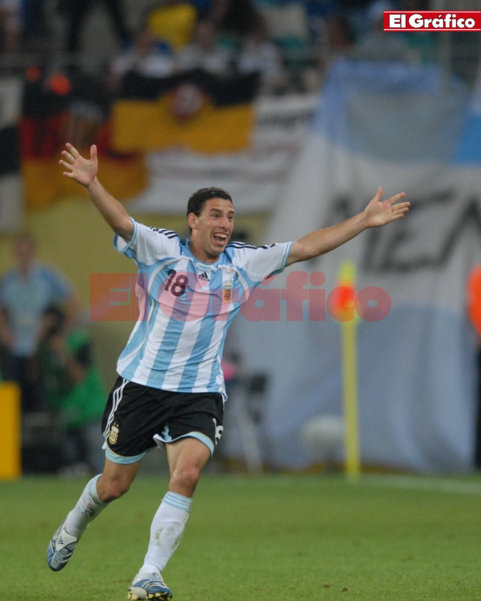 elgraficoweb's tweet photo. 🏆Sólo una vez en toda la historia de la Copa del Mundo una Selección disputó un partido con 2 jugadores que cumplían años ese día

🥳 24/6/2006 Argentina 🇦🇷 ante México 🇲🇽: Riquelme fue titular y Lionel Messi ingresó desde el banco

⚽ Golazo de Maxi, con Scaloni en el equipo https://t.co/unSzVzp9qA