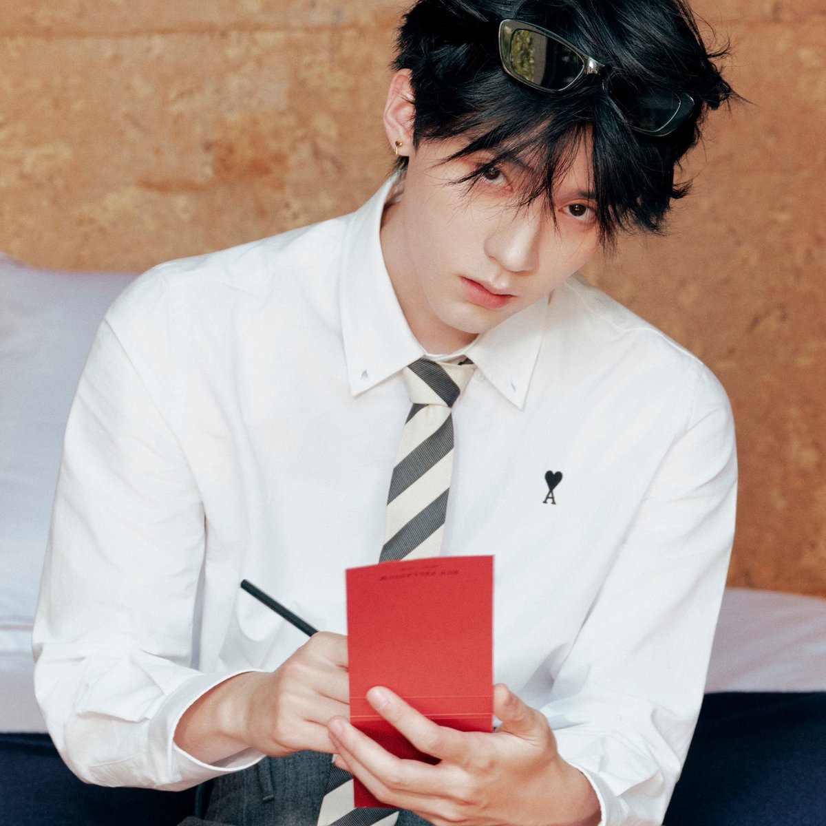 zhouyiran_thai's tweet photo. [❣️] 260625 | Paris Fashion Week

📓 บันทึก “โจว” แห่งปารีส · Chapter 01 จุดเริ่มต้น

อาศัยแสงแห่งฤดูร้อน พาดผ่านอาคารเก่าแก่ของเมือง เก็บทุกความโรแมนติกของการออกเดินทางไว้ในทุกช่วงขณะของการเริ่มต้นครั้งนี้ (2)

ZHOU YIRAN A VISION IN AMI PARIS

#ZhouYiranxAMIParisSS27 
#Zhouyiran #โจวอี้หราน #周翊然