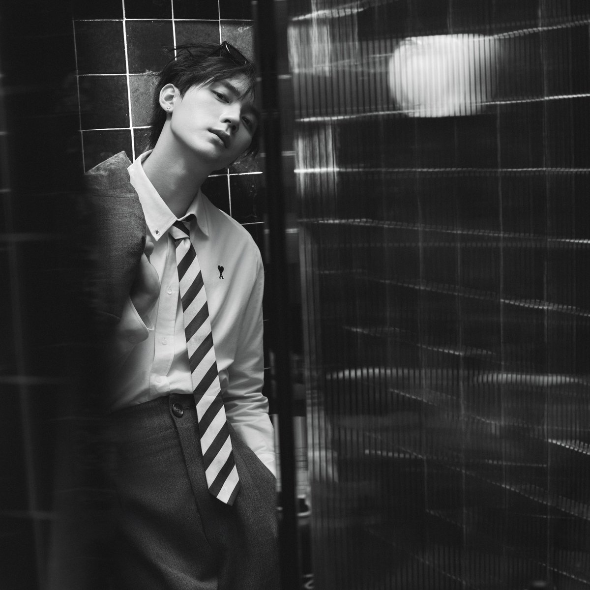 zhouyiran_thai's tweet photo. [❣️] 260625 | Paris Fashion Week

📓 บันทึก “โจว” แห่งปารีส · Chapter 01 จุดเริ่มต้น

อาศัยแสงแห่งฤดูร้อน พาดผ่านอาคารเก่าแก่ของเมือง เก็บทุกความโรแมนติกของการออกเดินทางไว้ในทุกช่วงขณะของการเริ่มต้นครั้งนี้ (2)

ZHOU YIRAN A VISION IN AMI PARIS

#ZhouYiranxAMIParisSS27 
#Zhouyiran #โจวอี้หราน #周翊然