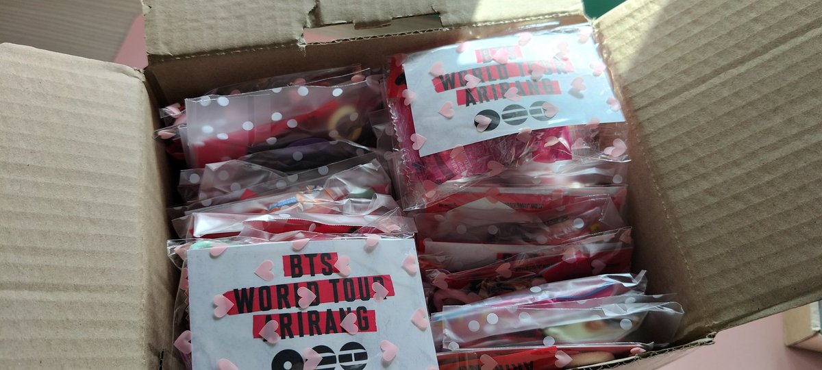 S_for_Minnie's tweet photo. Mis freebies para el concierto de BTS, qué ganas tengo ya de ir este sábado 🤩 https://t.co/JeWwqTldZf