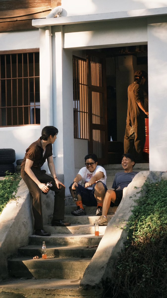 FORCEBOOKFAMILY's tweet photo. ไปแกล้งอะไรพี่ๆ ทีมงานเค้าอ่าา🤣

IGs : kasibook_
#kasibook @kasibook 
#LoversAndGangsters https://t.co/3XAIiPDGBh