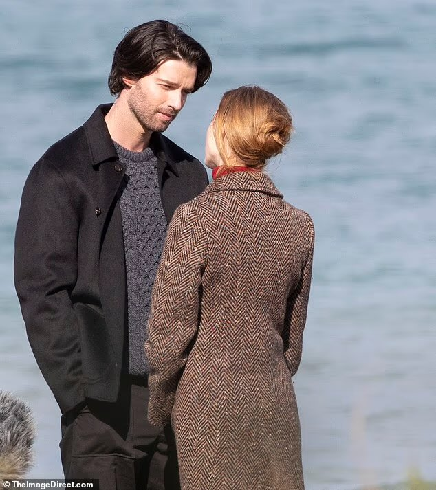 phoebedbr's tweet photo. 📸 Phoebe Dynevor e Patrick Schwarzenegger filmando “Beach Read” em Toronto. https://t.co/8nUQ9WAH3a