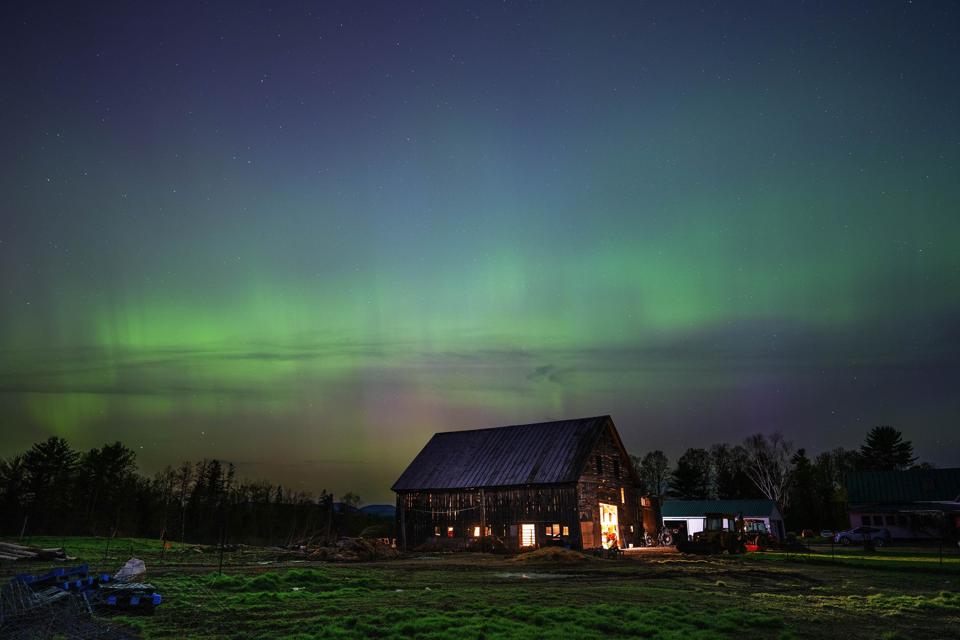 Forbes's tweet photo. Northern Lights Forecast: Aurora Might Be Visible In 9 States Tonight
https://t.co/x3rYMcZUEw https://t.co/OGWFVeXRg5