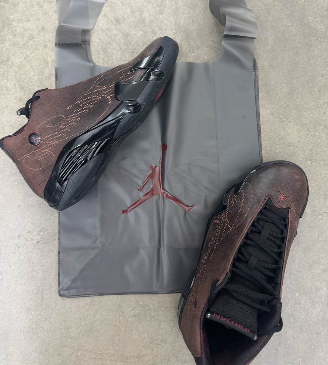 JustFreshKicks's tweet photo. FIRST LOOK: Mowalola x Air Jordan 14 Retro SP "Burnt Red"

🗓️ September 2026
💰 $255 https://t.co/TQspTS0Bgd