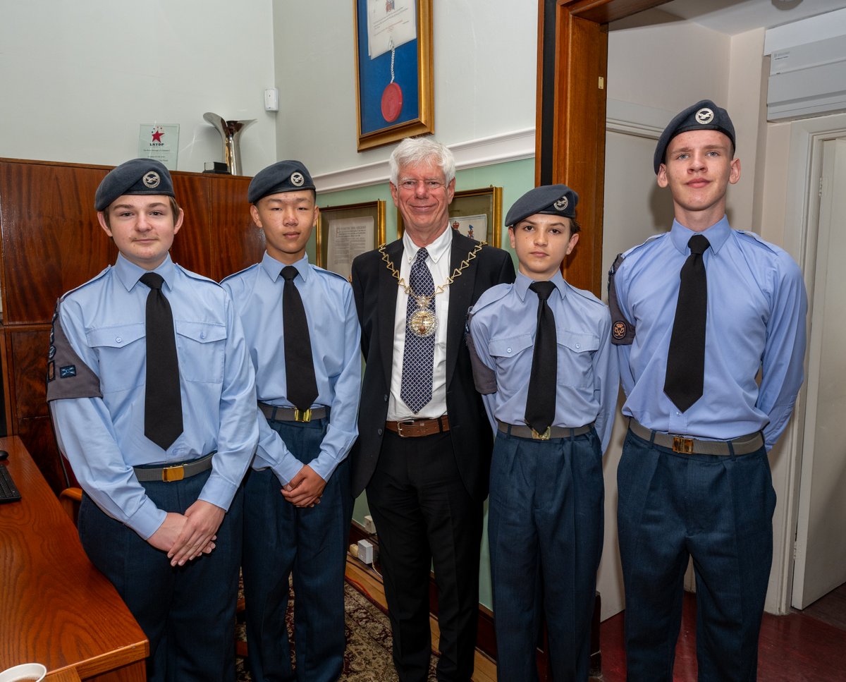Royal_Greenwich's tweet photo. 🎖️Ahead of #ArmedForcesDay, the mayor, Cllr David Gardner was joined by local veterans and cadets to honour our armed forces communities.

Don’t miss Woolwich Garrison Church’s Armed Forces Day event🎈

📅Saturday 27 June, 11am-5pm, free

📍St George’s Garrison Church, SE18 6BW https://t.co/KZRFjbNfrj