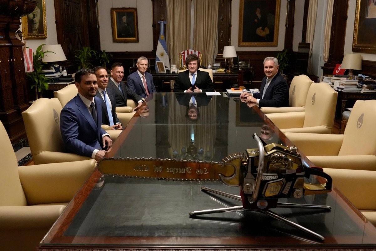 PabloJulianoLP's tweet photo. ESTÁN POR APROBAR UNA LEY QUE TIENE NOMBRE Y APELLIDO (y no es una empresa argentina)

Mientras los mismos bloques de siempre blindan a Adorni en el Congreso, el Gobierno busca aprobar un "Súper RIGI". Una ley que tiene nombre y apellido: Peter Thiel, el magnate que vino a llevarse su tajada del "experimento libertario".

Se llenan la boca hablando de libre mercado, pero usan el Estado para hacerle trajes a medida a los más poderosos. El famoso "derrame" nunca le llega a los trabajadores, a los emprendedores ni a los argentinos de a pie.