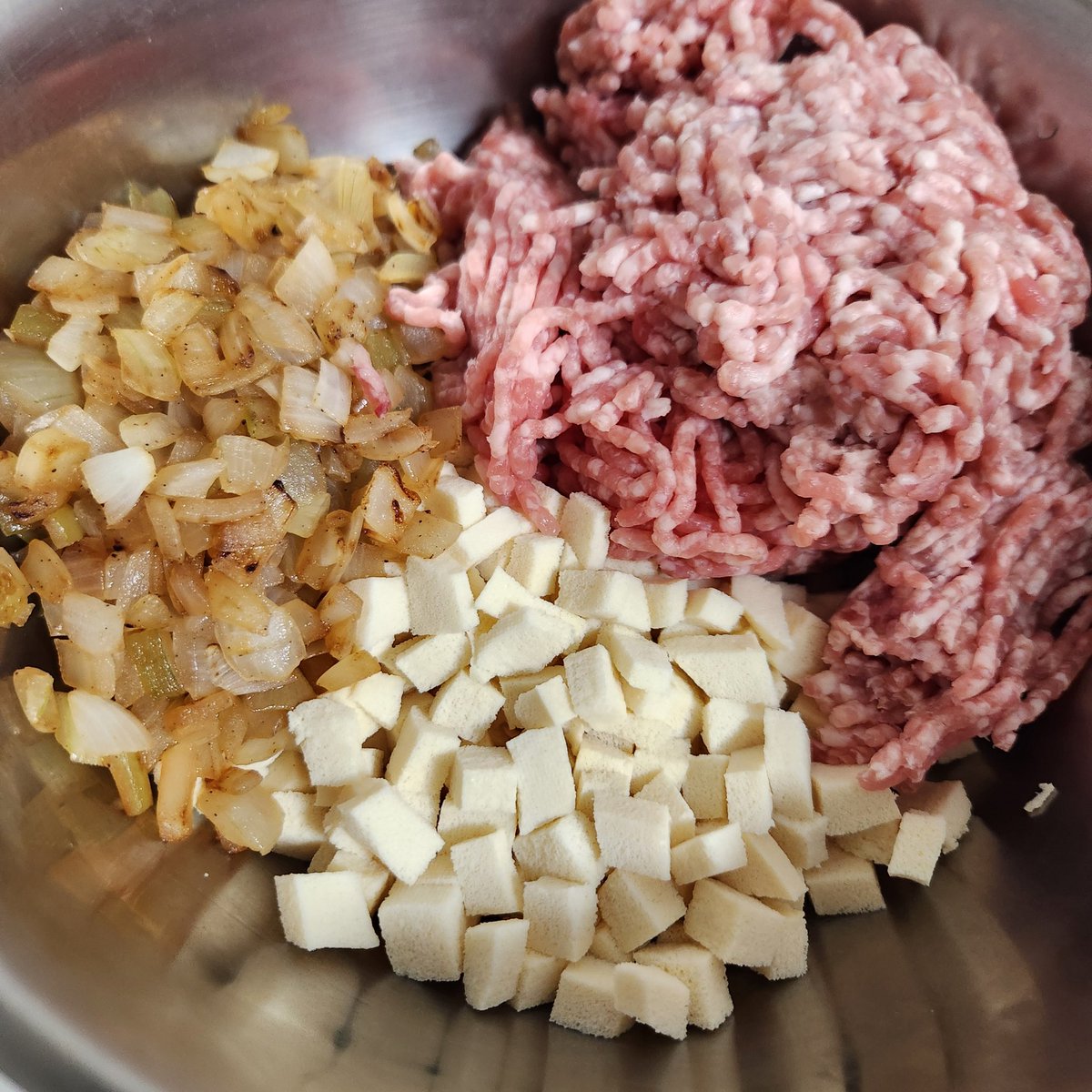tyunepippi's tweet photo. パン粉の代わりに刻んだ
高野豆腐を入れたハンバーグ。

ひき肉,炒めた玉ねぎ,高野豆腐,
味の素,塩コショウ,ナツメグ,生卵
混ぜてぺ～って焼いて
適当に味つけりゃおk https://t.co/CGi6VFY2UH