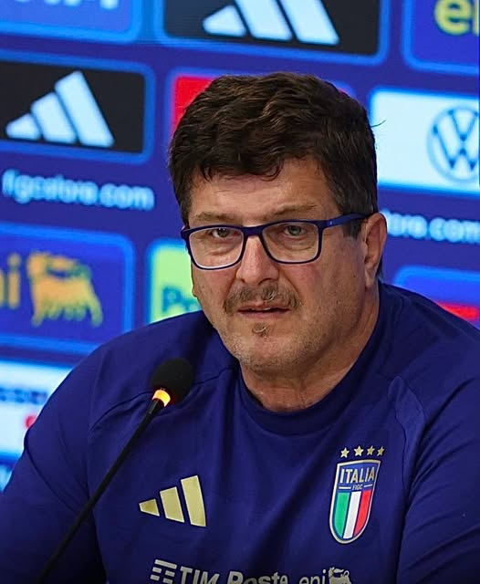 pierpi13's tweet photo. "Nei settori giovanili ci sono dei genitori che pagano per far giocare i figli, e a questi figli mettono pressione perché gli mettono la prospettiva che devono diventare dei giocatori.
E non gli fanno vedere il gioco del calcio come uno strumento di espressione della loro felicità, dei loro sentimenti, ma gli presentano il calcio come uno strumento che li può far diventare ricchi e famosi.
Quindi loro partono dal risultato finale scordandosi che questo percorso deve essere accompagnato dalla gioia, dalla leggerezza di non pensare ai risultati o al gusto di giocare come succedeva una volta, per strada o in oratorio."
Silvio Baldini
Non serve aggiungere altro.