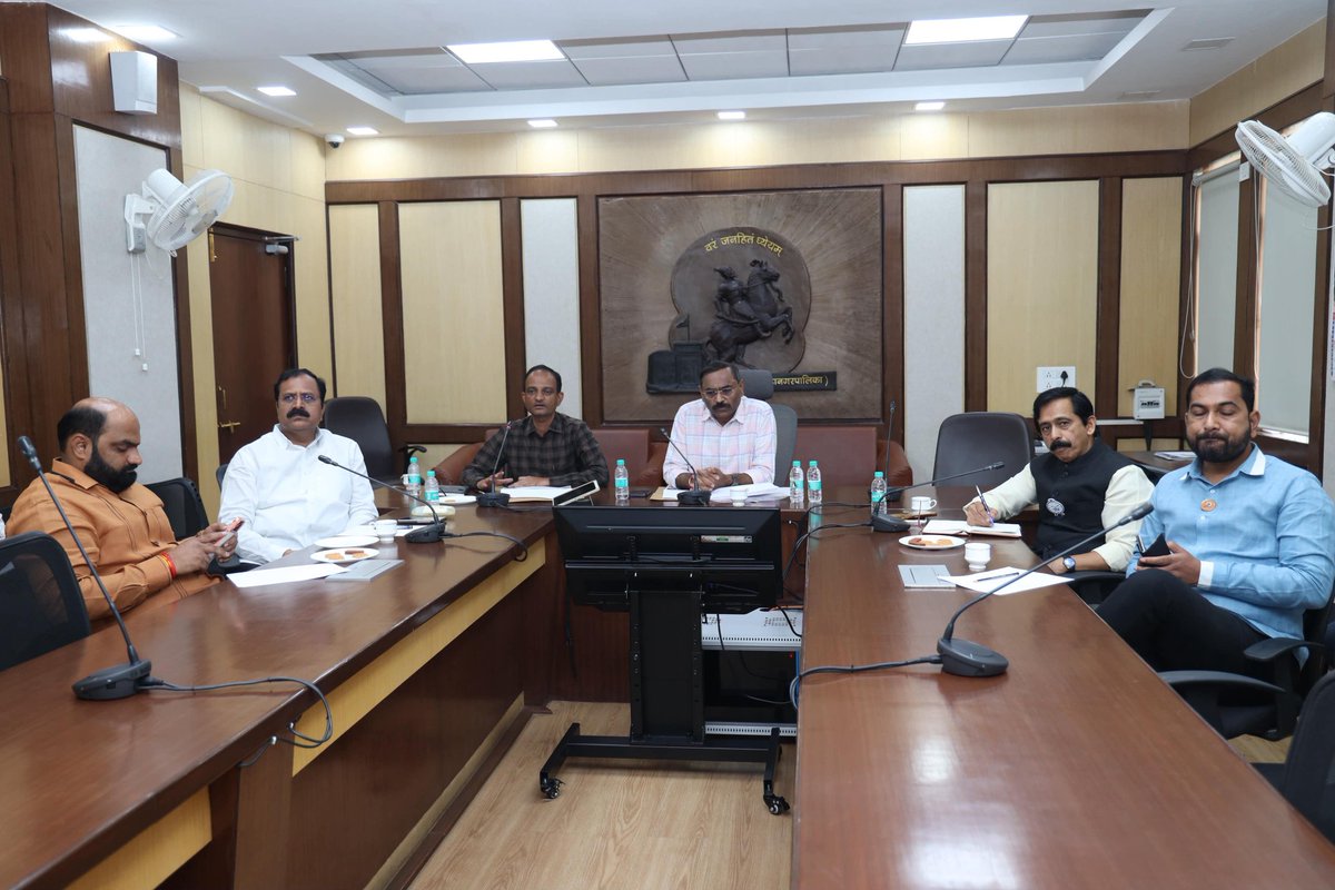 SunilYShinde's tweet photo. एस आय आर संदर्भातील आयोजित केलेल्या मनपा मधील प्रमुख पदाधिकाऱ्यांच्या बैठकीमध्ये उपस्थित राहून माहिती घेतली यासाठी मनपाचे अतिरिक्त आयुक्त व उपायुक्त उपस्थित होते @INCIndia @INCHarshsapkal @RahulGandhi https://t.co/cRsrxgW5Ic