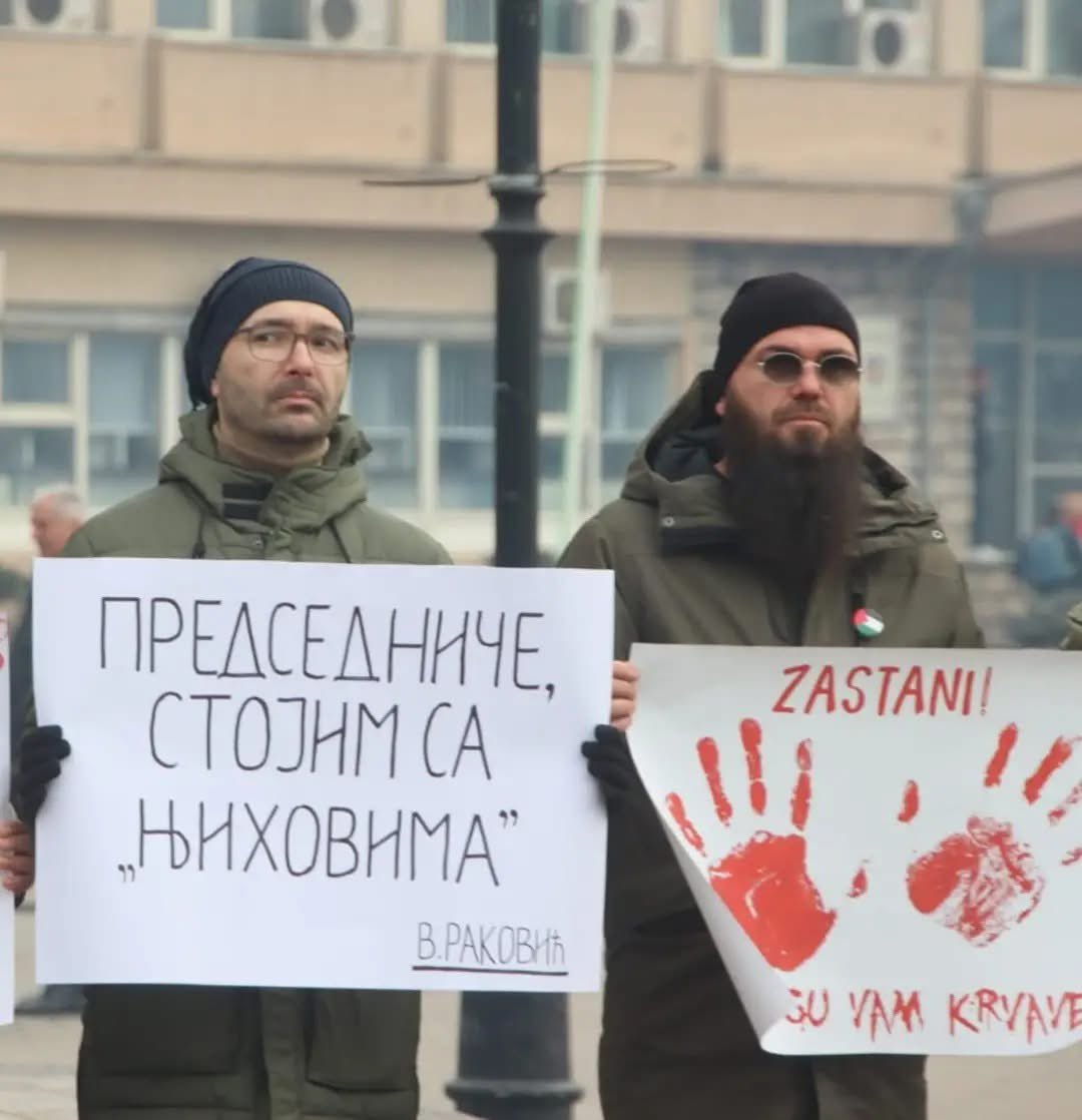 bojana_mala's tweet photo. Veljko je simbol zajedničke aktivističke borbe Srba i Bošnjaka, Raške i Novog Pazara. Vrlo je razumljivo zašto je baš on uzet za primer da bi se zastrašili drugi. 
Ne postoji niko u Pazaru ko ne zna ko je Veljko iz Raške. Predsedniku se verovatno zamerio jer se oglušio o naredbu da "naši i njihovi" moraju samo jedni pored drugih, ne i jedni sa drugima.

Sve mogu da razumem, ali ovako podlo postupanje ne. Zašto ne normalno, ljudski, po zakonu, na kraju? 
Pa odazvao bi se sigurno.