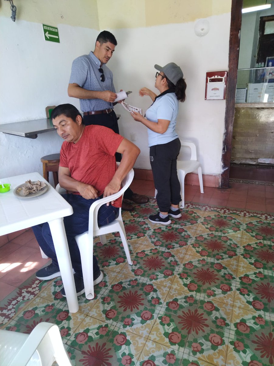 PromocionSaludC's tweet photo. #PromociónEnAcción. La participación de la ciudadanía en el combate al dengue son importantes, brigada de Promoción de la Salud visitó el barrio de Santa Ana, para brindar información sobre las acciones a realizar y evitar la formación de criaderos de mosquitos que lo transmiten. https://t.co/OhDe1JGq4q