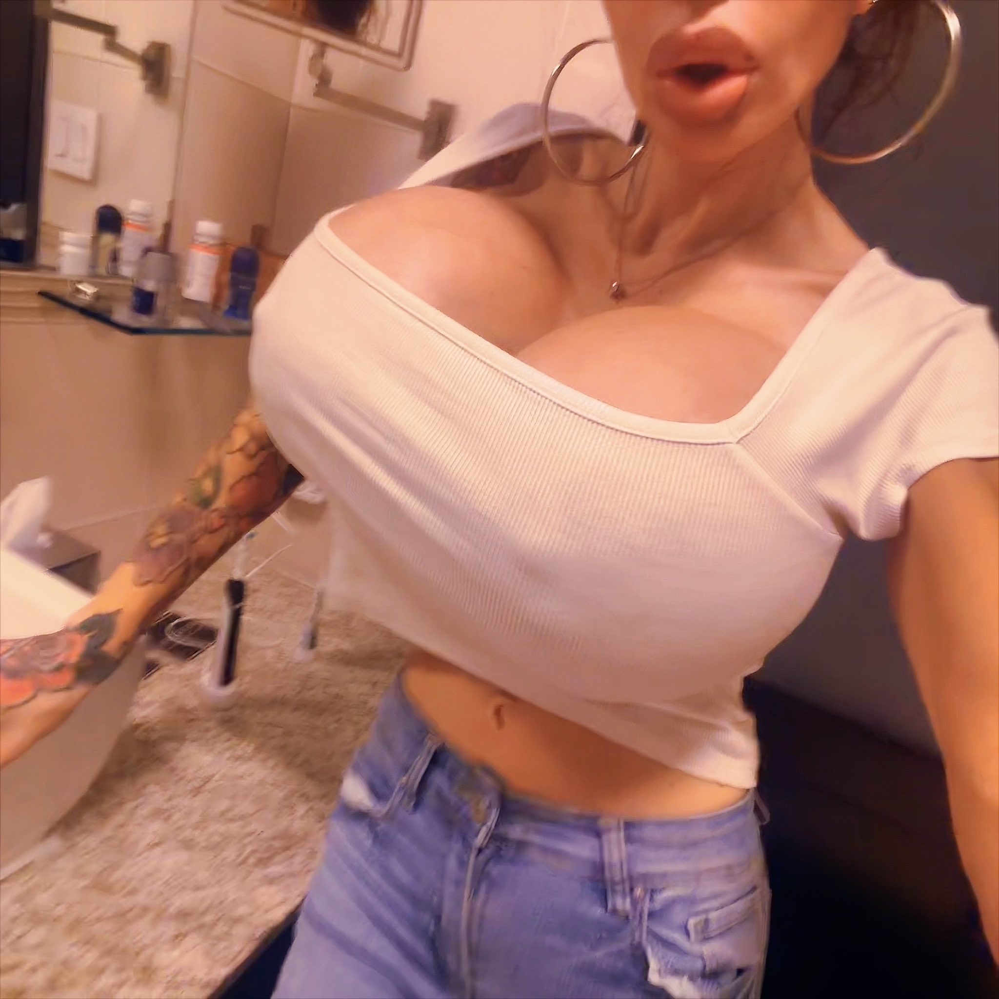 Wait? I have to wear a bra under this shirt..it isn’t even wet? https://t.co/HgN2w6ZEe0