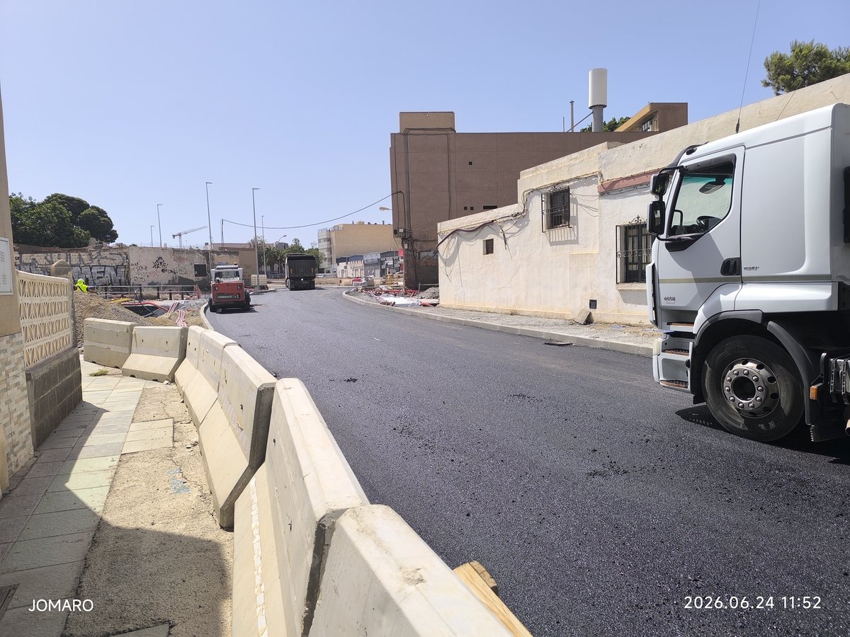 JMROMANGARCIA's tweet photo. #Almería, #LAV #Soterramiento: asfaltado el trazado de la Goleta. Hoy. En horas se abrirá al tráfico de vehículos y personas. Vuelve la conexión, ahora en superficie desde la rotonda nueva de Sª Alhamilla, con la carrera del Doctoral. @Adif_es @aytoalm @SomosSacyr @transportesgob https://t.co/9rOe9lIV9m