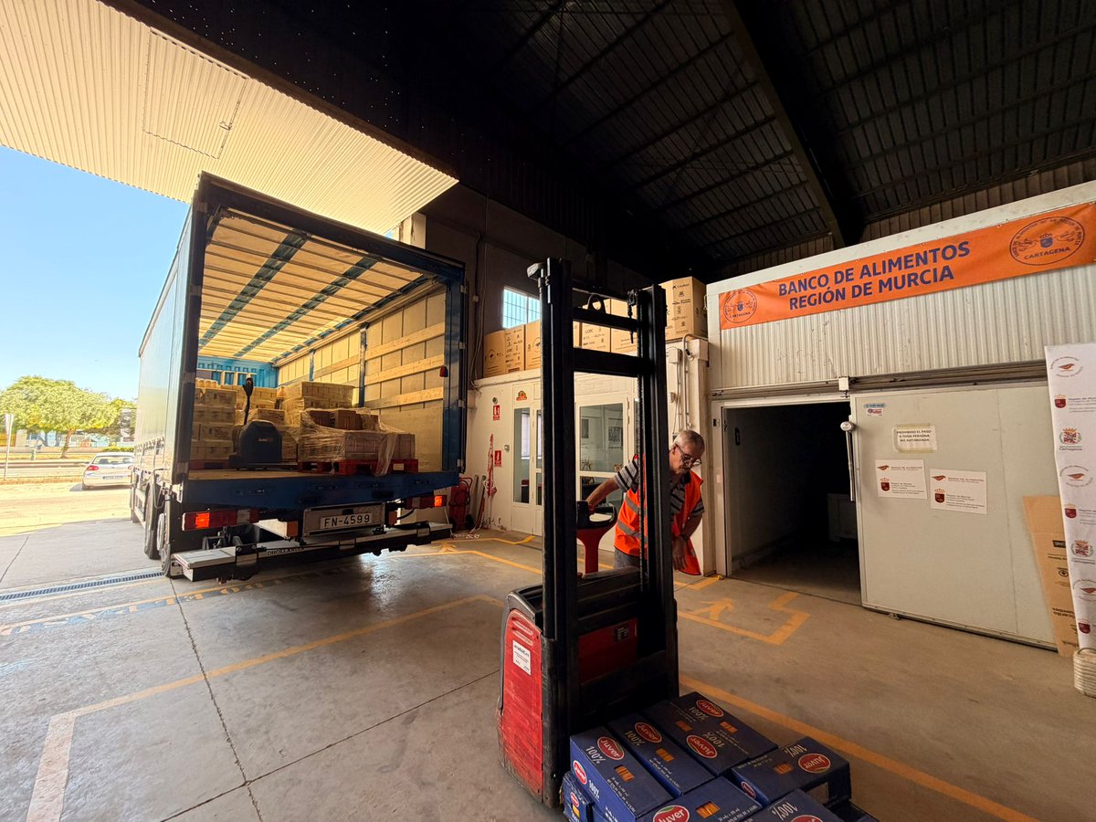 juangomezayala's tweet photo. Banco de Alimentos de la Región de Murcia - Cartagena hoy hemos recibido Palets en formato de 1 litro, de Zumos Juver en colaboración de la Armada Española que nos ha proporciónado el transporte y donde nuestros voluntarios se encargarán de distribuir así lo necesiten a las fami https://t.co/csDm8f4SCo