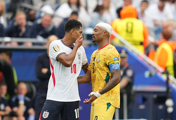 Mercado_Ingles's tweet photo. ¿Por que Jude Bellingham NO RECIBIO TARJETA ROJA por poner su mano frente a la boca al dirigirse a Jordan Ayew?

Segun el reglamento de la IFAB en el articulo 4 de la ley 12: Los jugadores, suplentes o jugadores sustituidos deben ser expulsados si "se cubren la boca con la mano, —el brazo o la camiseta, cuando se dirigen a un adversario de manera provocativa, burlona, ofensiva o en una situación provocativa. Si es una conversación amigable, pueden continuar sin problema. 

Asi lo precisa la FIFA. 👇🏴󠁧󠁢󠁥󠁮󠁧󠁿