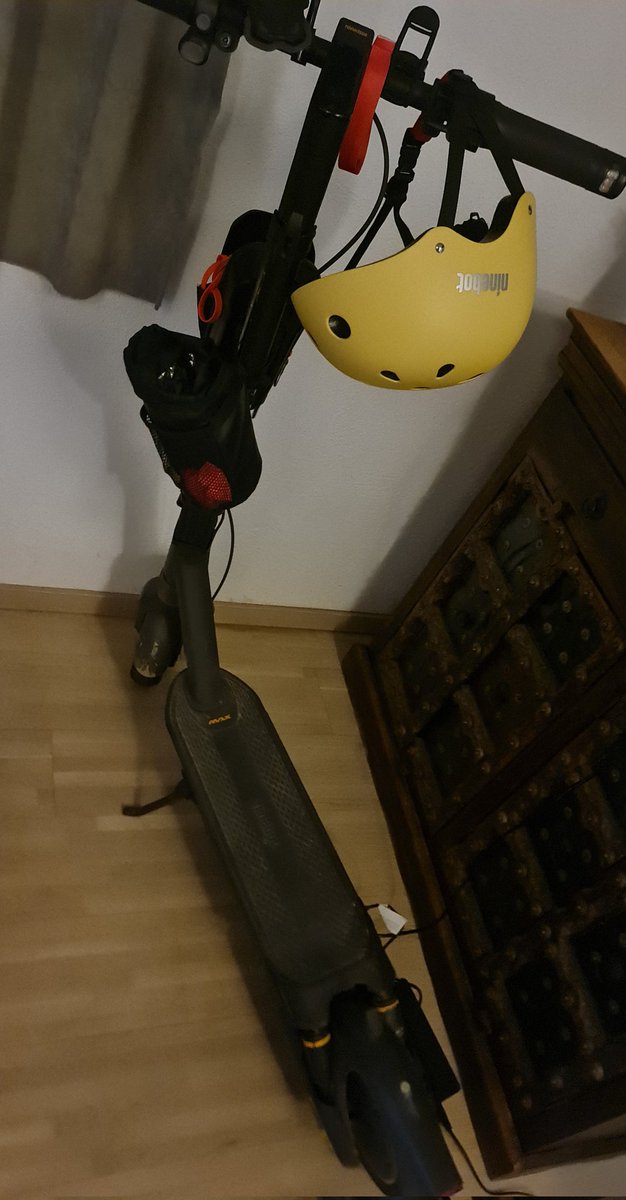 Charlie_denkt's tweet photo. #Ninebot
Jetzt habe ich etwas über 3tsd km.
- Motor ist neu (also Hinterrad 190€)
- 2x neue Reifen 4x30€
- Neue Batterie (die kommt keinen Berg mehr hoch 310€)
- seit 3 Tagen kann ich nicht mehr laden. (Neues Schnellladegerät 68€ mit Transformator außen gekauft) lädt wieder, also weiß ich, der innen 90€ ist kaputt. Daher... den auf längere Sicht auch neu dann kann ich wieder das normale Ladekabel nehmen.
- manchmal nervt er ein wenig. Hätte ich nicht gerade den Motor gewechselt wäre wohl besser gewesen neuen zu kaufen. Aber jetzt. 🙄 787€ - dafür hätte es locker n neuen gegeben.
Ich liebe Ihn dennoch 🥰
Heute kann ich zum Glück wieder fahren! Lädt jetzt in 2.5h Und morgen zum D Spiel 😊
Ab 2.7tsd km ist Bastelbude 🤭