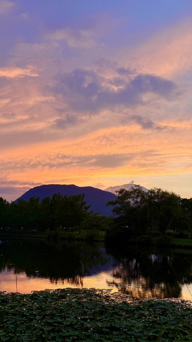 MatsunoRyan's tweet photo. Yagasaki Park in Karuizawa is one of the best places to watch the sunset. The sky, the mountains, and the reflections on the water create a truly magical scene. In fact, one of these photos was honored with a photography award.

#Karuizawa #SunsetPhotography #JapanTravel #nagano https://t.co/aRu3R5R8jQ