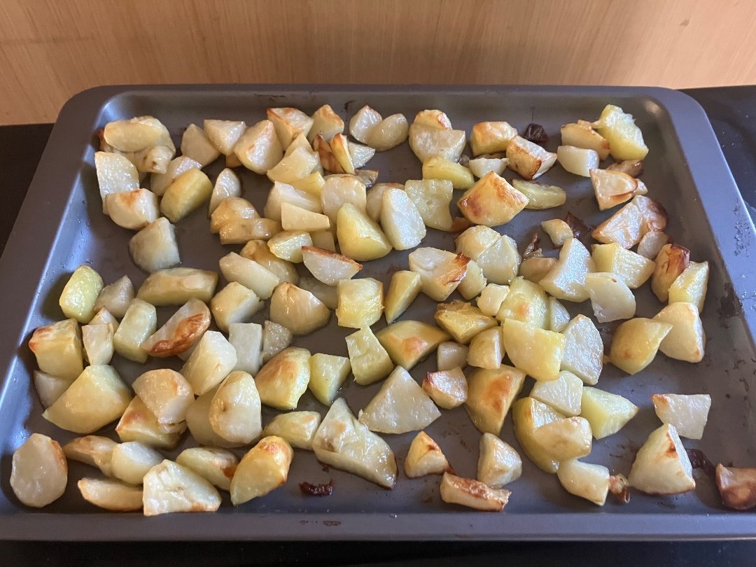 InchturePrimary's tweet photo. P1 planted 3 seed potatoes back in March and this week we have enjoyed harvesting, cooking and (best of all) eating our crop!🥔#TeamInchture #article24 @rhetperth https://t.co/qRosahP3tI