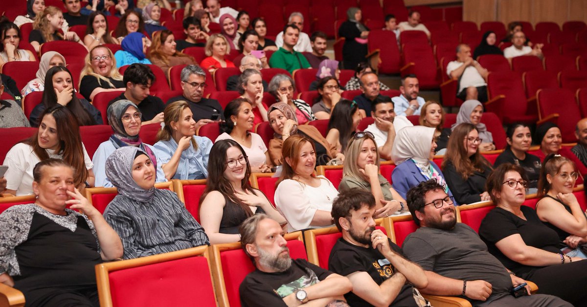 Vikader2's tweet photo. BOŞANMAMA REHBERİ BAYRAMPAŞA’DA SEYİRCİYLE BULUŞTU

Vizyoner Kadınlar Derneği ve Tiyatro Kiraz olarak hayata geçirdiğimiz “Boşanmama Rehberi” Bayrampaşa Belediyesi Haziran 2026 Kültür Sanat Etkinlikleri kapsamında Mehmet Akif Ersoy Kültür Merkezi’nde seyircilerle (1/4) https://t.co/HfUSanf0RU