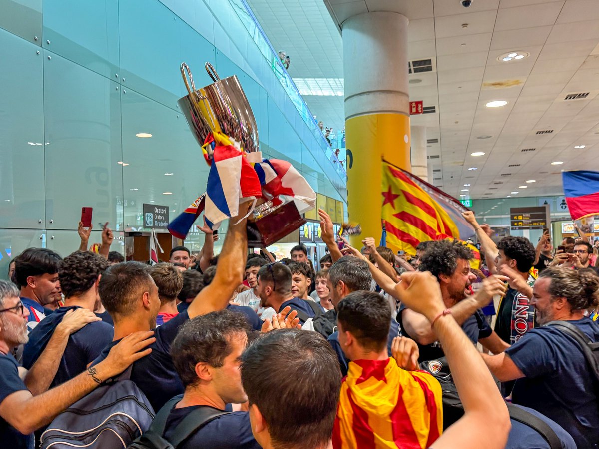 IgualadaHC's tweet photo. 𝐔𝐍𝐀 𝐑𝐄𝐁𝐔𝐃𝐀 𝐏𝐄𝐑 𝐀𝐋 𝐑𝐄𝐂𝐎𝐑𝐃

L’Aeroport del Prat s’ha tenyit d’arlequinat per rebre els nous campions de l’OkLiga.

Això només acaba de començar. Encara ens queden molts records per crear. I moltes coses per celebrar.

CAMINEM SEMPRE ENDAVANT!💙❤️ https://t.co/R8GTpNwPru