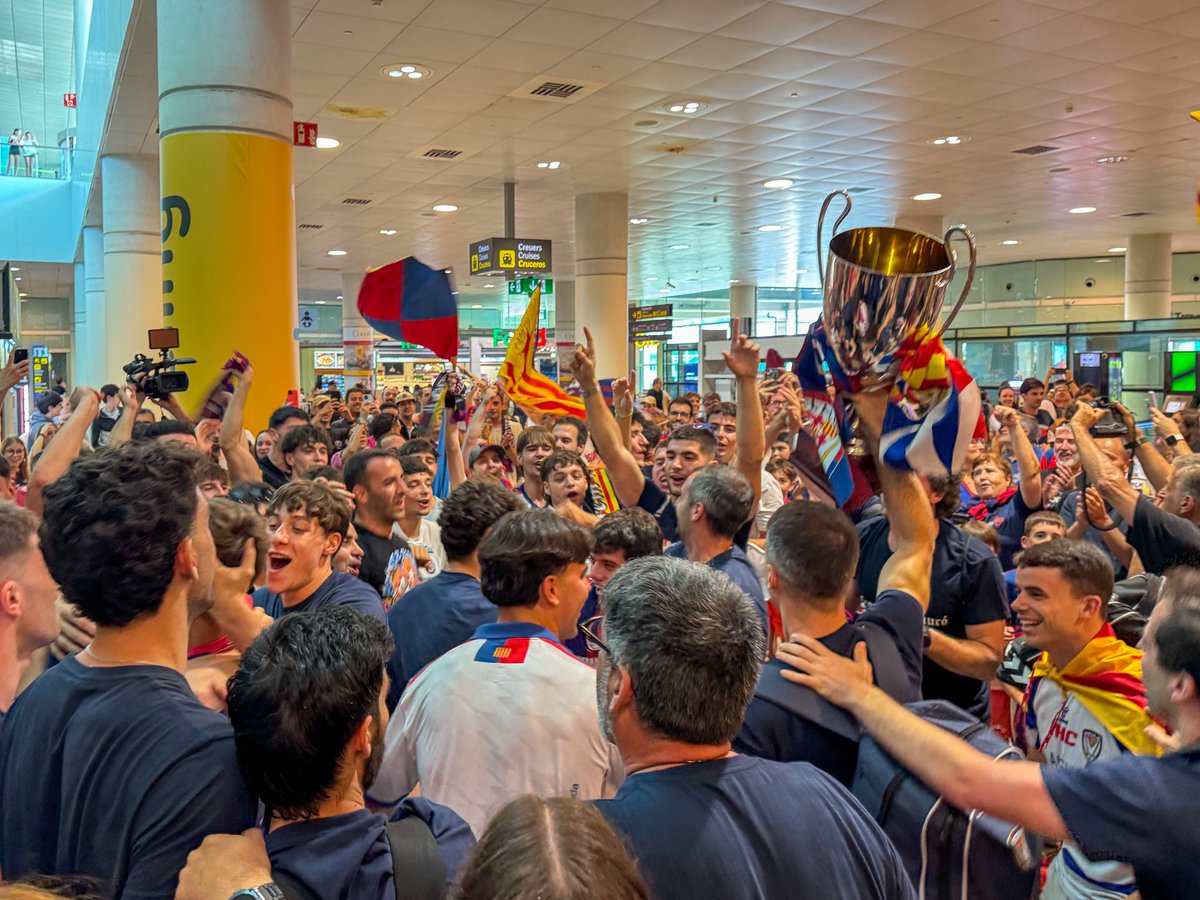 IgualadaHC's tweet photo. 𝐔𝐍𝐀 𝐑𝐄𝐁𝐔𝐃𝐀 𝐏𝐄𝐑 𝐀𝐋 𝐑𝐄𝐂𝐎𝐑𝐃

L’Aeroport del Prat s’ha tenyit d’arlequinat per rebre els nous campions de l’OkLiga.

Això només acaba de començar. Encara ens queden molts records per crear. I moltes coses per celebrar.

CAMINEM SEMPRE ENDAVANT!💙❤️ https://t.co/R8GTpNwPru