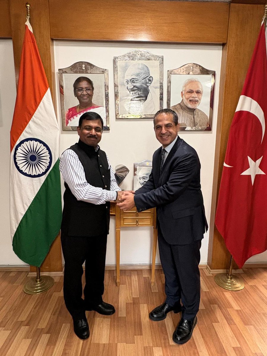 TUROFEDofficial's tweet photo. 🇹🇷🇮🇳 TÜROFED Başkanımız Sn. Erkan Yağcı &amp; Yönetim Kurulu üyelerimizle birlikte, Hindistan’ın Türkiye Büyükelçisi Ekselansları Sn. Muktesh Pardeshi’yi ziyaret ederek Türkiye ile Hindistan arasındaki turizm ilişkilerinin geliştirilmesine yönelik verimli bir görüşme gerçekleştirdik. https://t.co/pvajpLBoTn