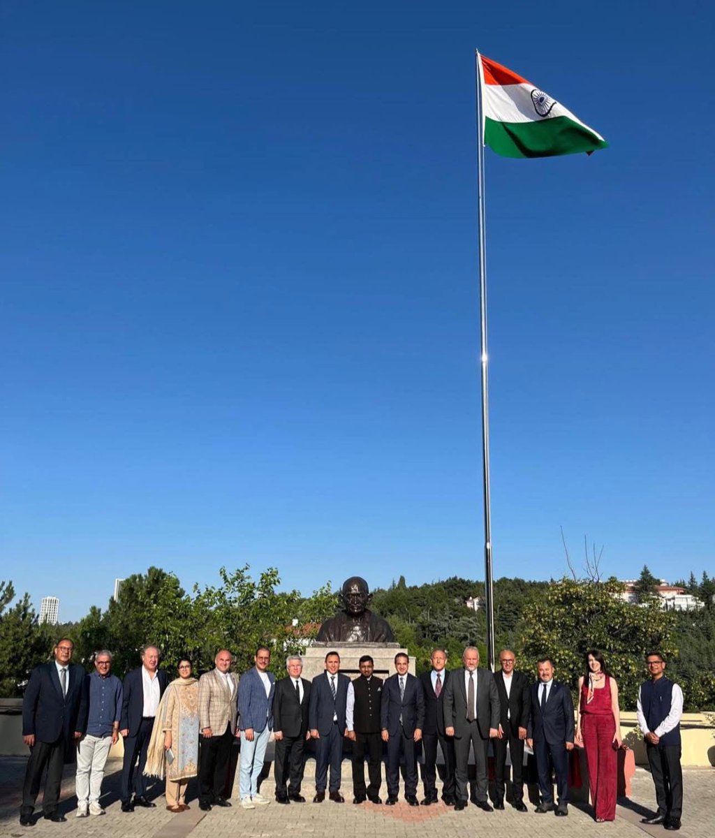 TUROFEDofficial's tweet photo. 🇹🇷🇮🇳 TÜROFED Başkanımız Sn. Erkan Yağcı &amp; Yönetim Kurulu üyelerimizle birlikte, Hindistan’ın Türkiye Büyükelçisi Ekselansları Sn. Muktesh Pardeshi’yi ziyaret ederek Türkiye ile Hindistan arasındaki turizm ilişkilerinin geliştirilmesine yönelik verimli bir görüşme gerçekleştirdik. https://t.co/pvajpLBoTn