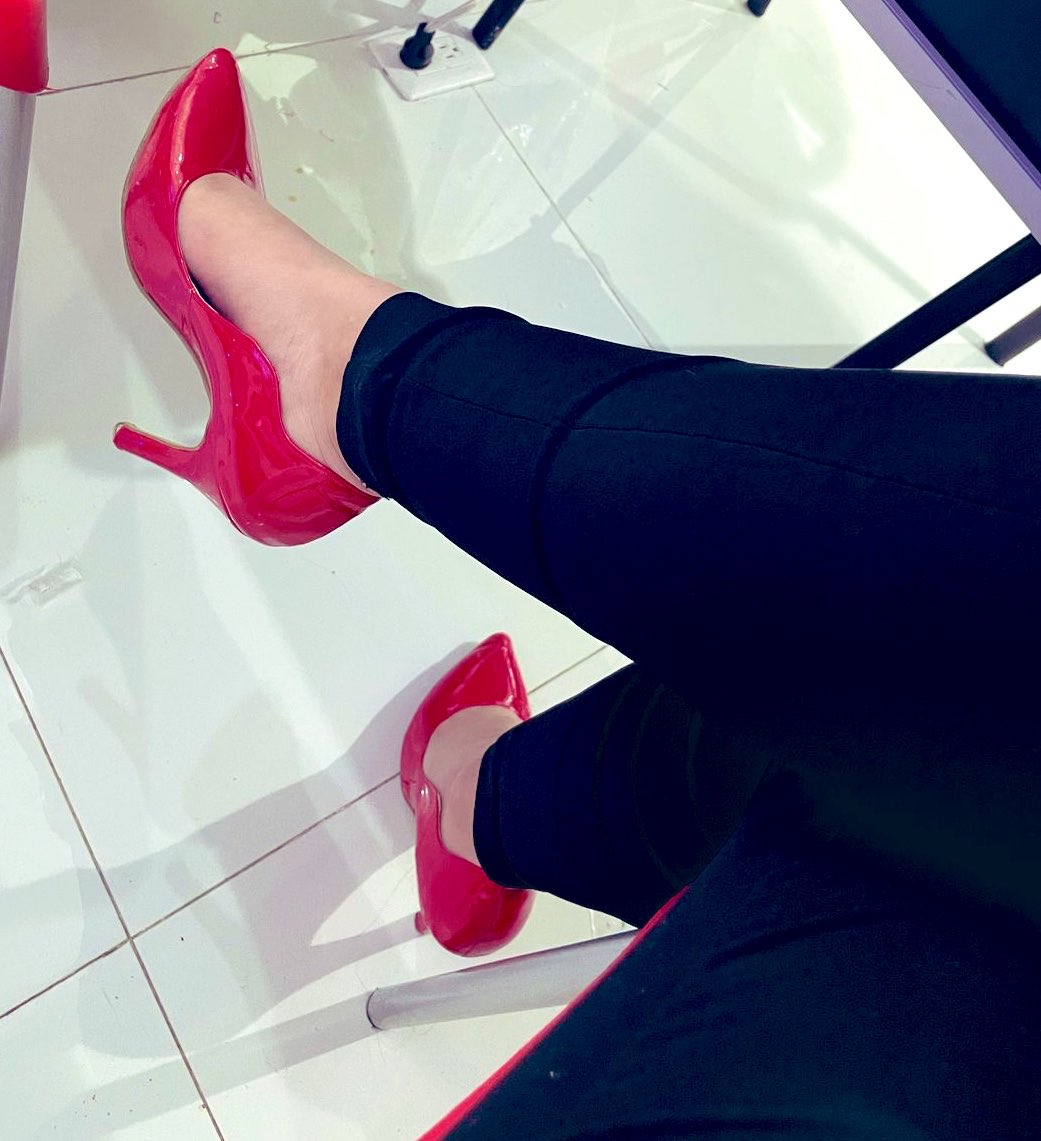 Katiaforyou's tweet photo. Me siento tan dominante con mis tacones rojos… puedes ser mi sumiso si te atreves 🫦 https://t.co/g1r4T2I5tI