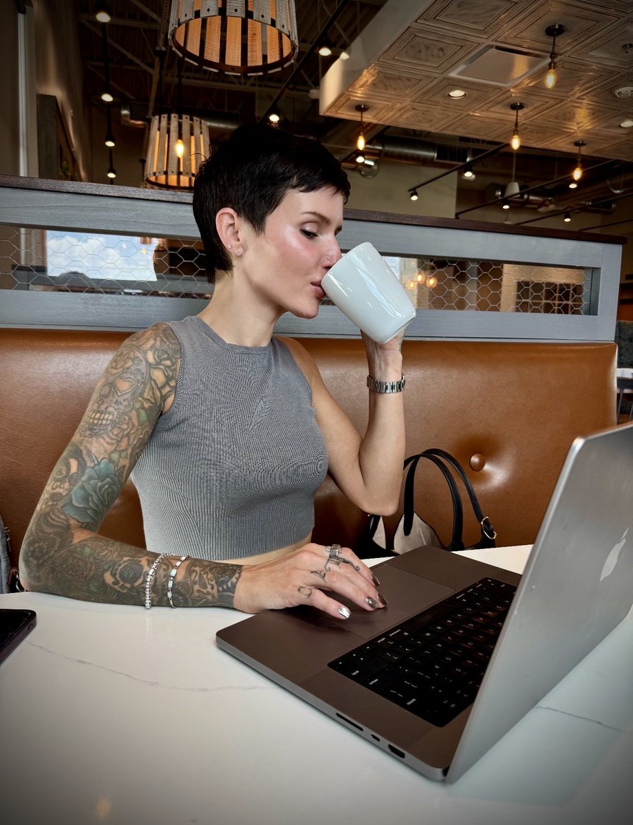 Alexandra Kay tweet media