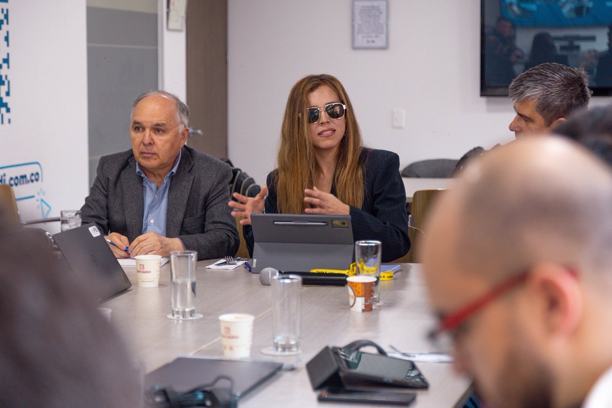 MincomercioCo's tweet photo. 🏭⚙️ El diálogo entre el Gobierno Nacional y el sector productivo es clave para seguir fortaleciendo la industria colombiana.

Durante la Junta Directiva de Fedemetal se abordaron temas estratégicos para la cadena metalmecánica, entre ellos las medidas de defensa comercial, el fortalecimiento de sectores como el astillero y el aeroespacial, y las oportunidades de crecimiento para la industria nacional.

La directora de Inversión Extranjera, Sofía Cañón, participó en este espacio de diálogo con empresarios y representantes del sector.

“La reindustrialización es una apuesta estratégica para fortalecer la productividad, generar empleo de calidad y consolidar sectores con alto potencial de crecimiento y valor agregado para Colombia”, destacó la ministra de Comercio, Industria y Turismo, @DianaMoralesR1.

En el Gobierno Nacional seguimos impulsando la industria nacional, fortaleciendo sectores estratégicos y promoviendo condiciones que permitan generar más inversión, empleo y desarrollo para los territorios.

#ConDignidadCumplimos