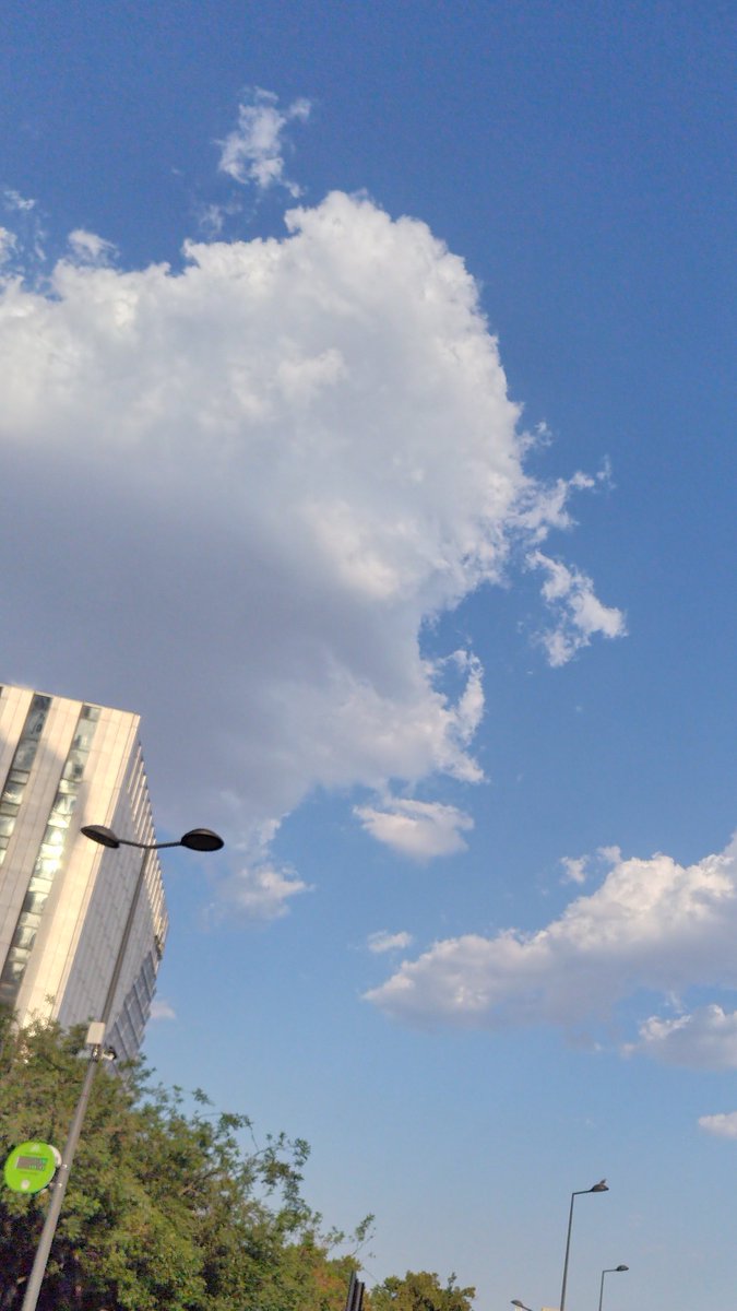 Hugo32838751's tweet photo. 午後8時の夜空。。。らしい https://t.co/XTpk17BCAc