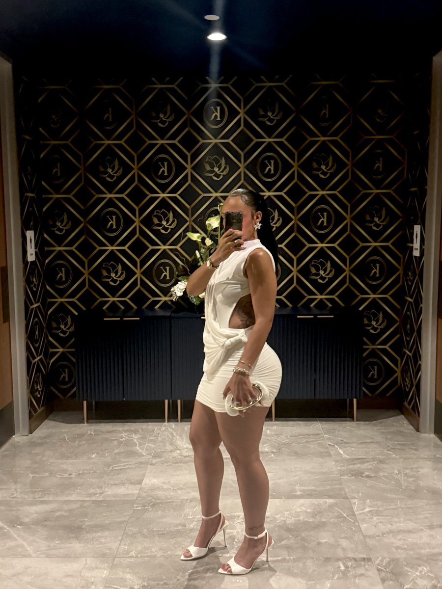 flawlessSYDD's tweet photo. Houston, we have a bride 💍 https://t.co/YdBK8peOWu