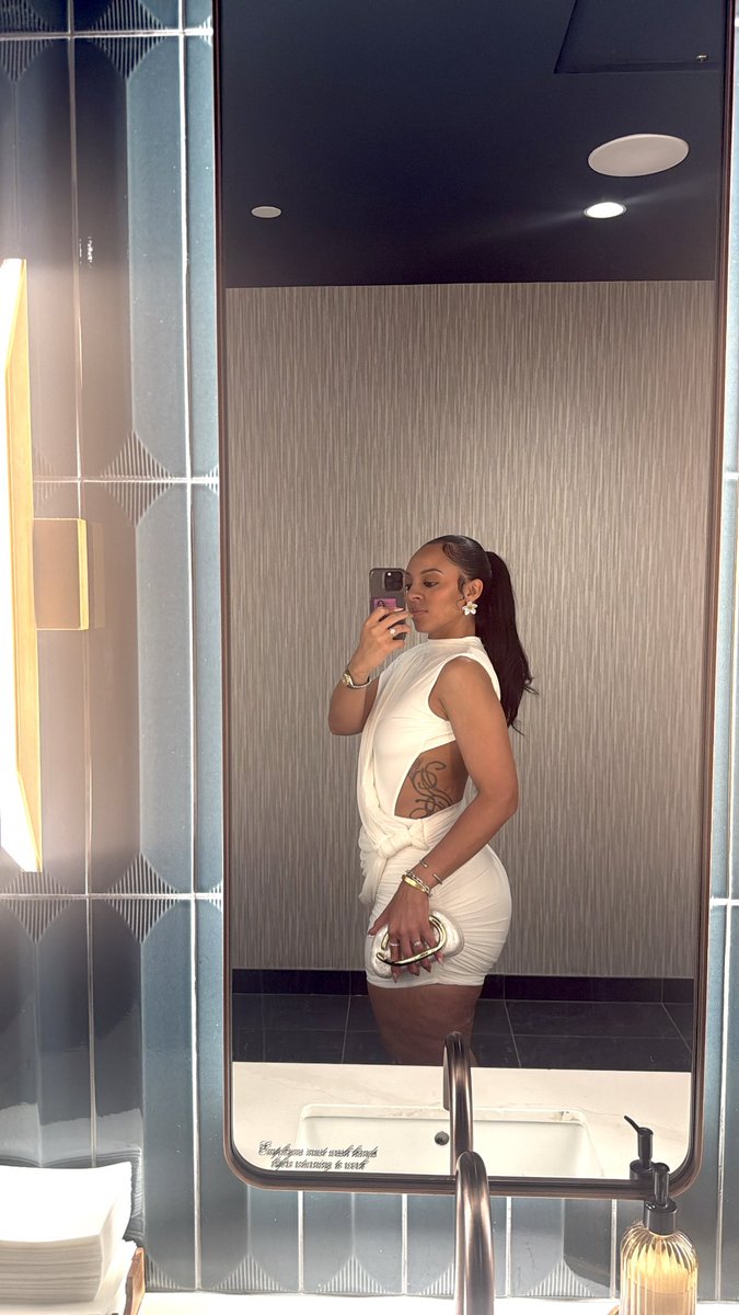 flawlessSYDD's tweet photo. Houston, we have a bride 💍 https://t.co/YdBK8peOWu