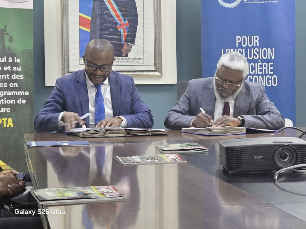 FPMSA_RDC's tweet photo. 🤝 𝐋𝐞 𝐅𝐏𝐌 𝐒𝐀 𝐞𝐭 𝐥𝐞 𝐅𝐒𝐑𝐃𝐂 𝐮𝐧𝐢𝐬𝐬𝐞𝐧𝐭 𝐥𝐞𝐮𝐫𝐬 𝐟𝐨𝐫𝐜𝐞𝐬 𝐩𝐨𝐮𝐫 𝐥𝐞 𝐟𝐢𝐧𝐚𝐧𝐜𝐞𝐦𝐞𝐧𝐭 𝐝𝐞𝐬 𝐣𝐞𝐮𝐧𝐞𝐬 𝐞𝐭 𝐝𝐞𝐬 𝐟𝐞𝐦𝐦𝐞𝐬 𝐚𝐠𝐫𝐢𝐩𝐫𝐞𝐧𝐞𝐮𝐫𝐬 en RDC.

Ce 23 juin 2026, les deux institutions ont signé une convention de partenariat dans le cadre du PAGDC-PTA, avec l’appui de la Banque africaine de développement.

Le dispositif combinera refinancement et garantie afin de faciliter l’accès au crédit des jeunes et des femmes actifs dans le secteur agricole, tout en renforçant les chaînes de valeur locales.

#FPM #FSRDC #Agriculture #InclusionFinanciere #RDC